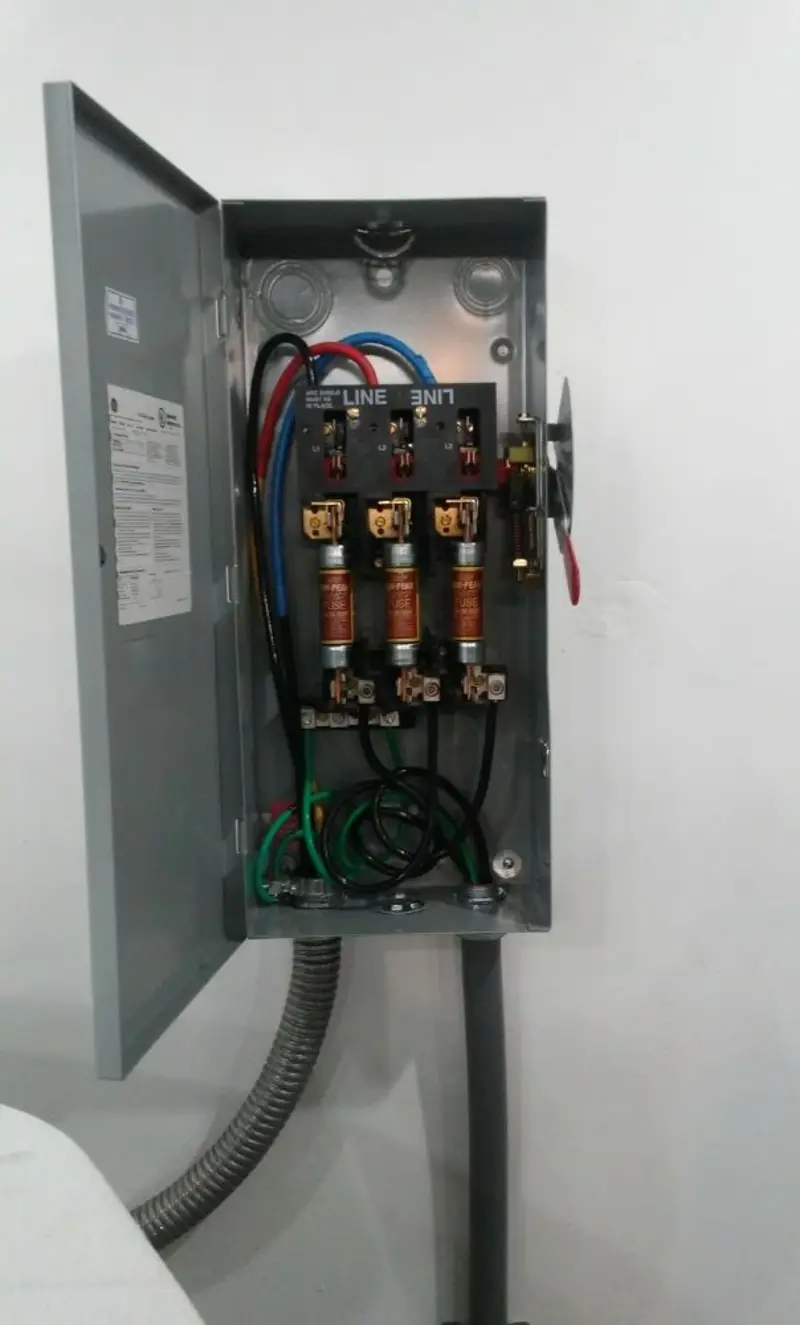 Three-phase disconnect switch installed for Smoke Detector Installation in Chickasha